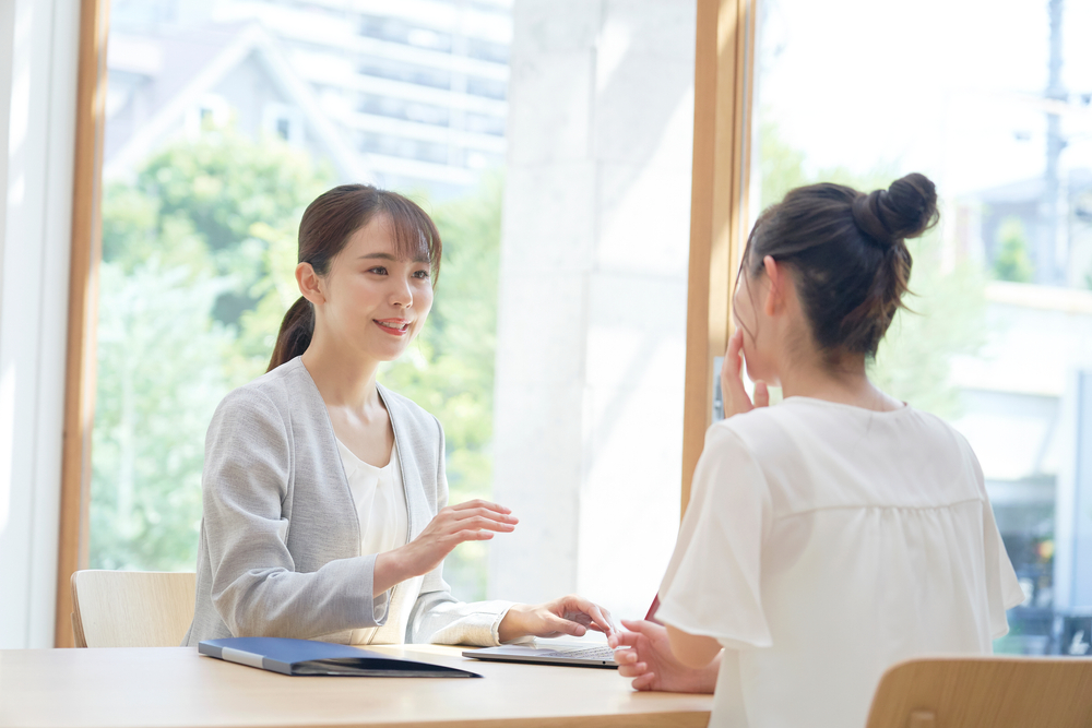 専門家に相談する女性