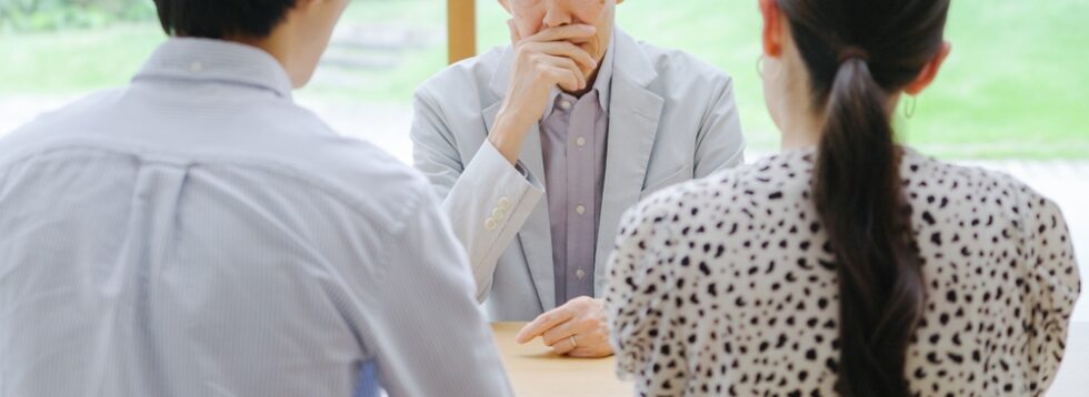 年配の男と若い男と女